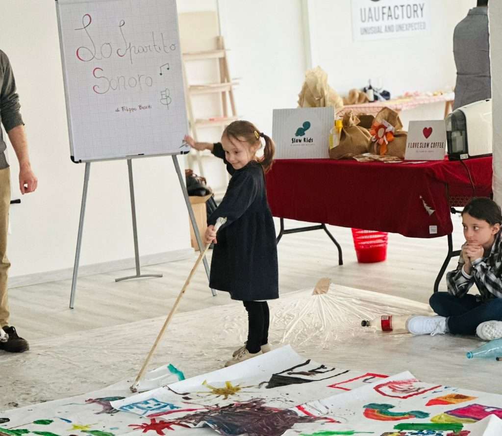Si è svolto lo scorso 17 marzo con entusiasmo e partecipazione da parte di grandi e piccini il laboratorio 'Lo Spartito sonoro. Suoni colori e... fantasia!' il primo di una serie di laboratori ideati UAU Factory in collaborazione con mister wizard e i partners La Forneria di Jessica, Slow Coffee e love slowlab.