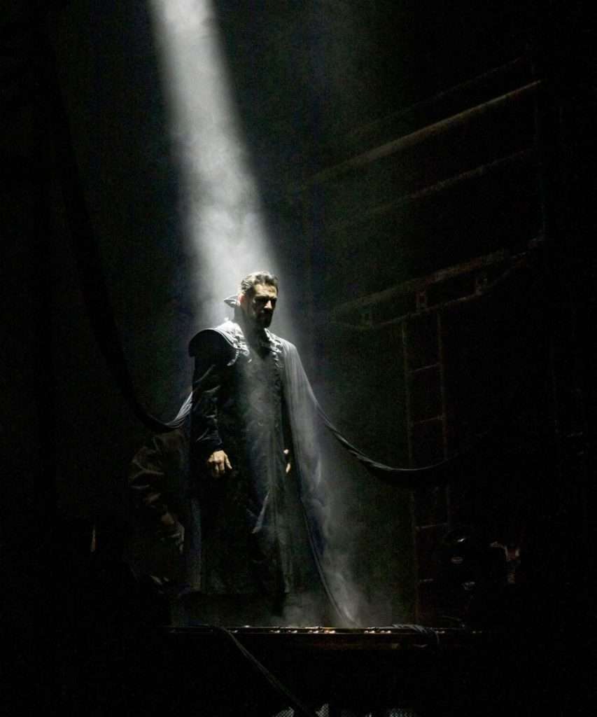 Il Teatro Verdi di Montecatini per una sera si tinge di nero con il musical Vlad Dracula di Ario Avecone e vi toccherà dritto al cuore