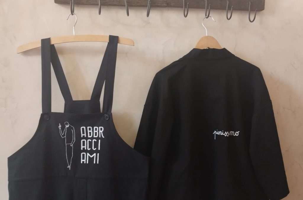 Deborah Pientini e Luca Burrasca hanno creato un progetto di Moda circolare che è anche un vero e proprio concept artistico: si crea arte, si indossa e questa si rifà alla tradizione e all'artigianalità.