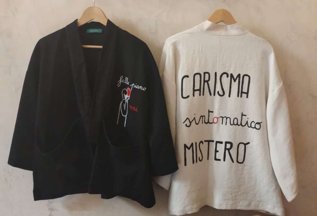 Deborah Pientini e Luca Burrasca hanno creato un progetto di Moda circolare che è anche un vero e proprio concept artistico: si crea arte, si indossa e questa si rifà alla tradizione e all'artigianalità.