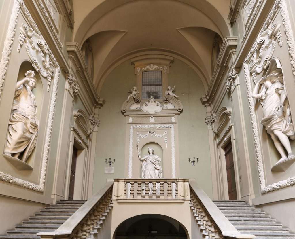 Dal 26 settembre 2024 al 16 febbraio 2025, le sale di Palazzo Pallavicini di Bologna ospiteranno una grande mostra dedicata alla fotografia di Tina Modotti (Udine, 1896 - Città del Messico, 1942), esponente di spicco della fotografia e dell'attivismo politico della prima metà del Novecento.