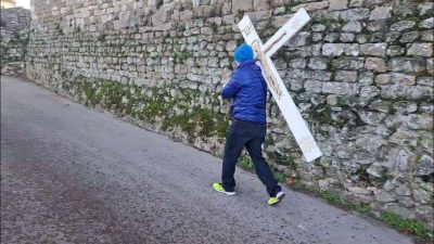 Crocifisso di luce: intervista a Biagioli