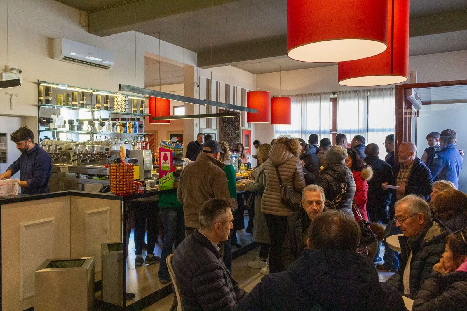 Tra storia, tradizione e comunità oggi parliamo della riapertura del Bar Pasticceria San Niccolò - Il Caffè. Un locale che non è soltanto una caffetteria, ma anche un luogo che appartiene all'intera comunità del paese in cui è sito. Uno spazio che custodisce ricordi, tradizioni e un senso di appartenenza condiviso. Una sfida per una giovane donna che trova la forza di mettersi in proprio e proporre le sue dolci creazioni.