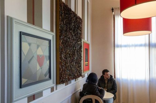 Tra storia, tradizione e comunità oggi parliamo della riapertura del Bar Pasticceria San Niccolò - Il Caffè. Un locale che non è soltanto una caffetteria, ma anche un luogo che appartiene all'intera comunità del paese in cui è sito. Uno spazio che custodisce ricordi, tradizioni e un senso di appartenenza condiviso. Una sfida per una giovane donna che trova la forza di mettersi in proprio e proporre le sue dolci creazioni.