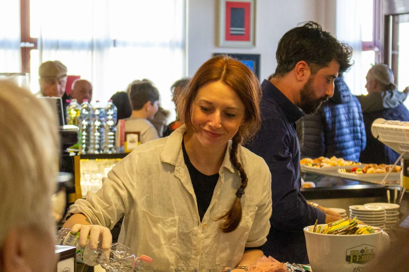Tra storia, tradizione e comunità oggi parliamo della riapertura del Bar Pasticceria San Niccolò - Il Caffè. Un locale che non è soltanto una caffetteria, ma anche un luogo che appartiene all'intera comunità del paese in cui è sito. Uno spazio che custodisce ricordi, tradizioni e un senso di appartenenza condiviso. Una sfida per una giovane donna che trova la forza di mettersi in proprio e proporre le sue dolci creazioni.
