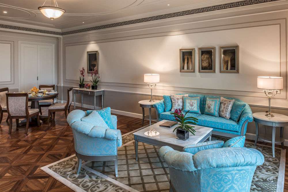 hotel versace dubai lumis