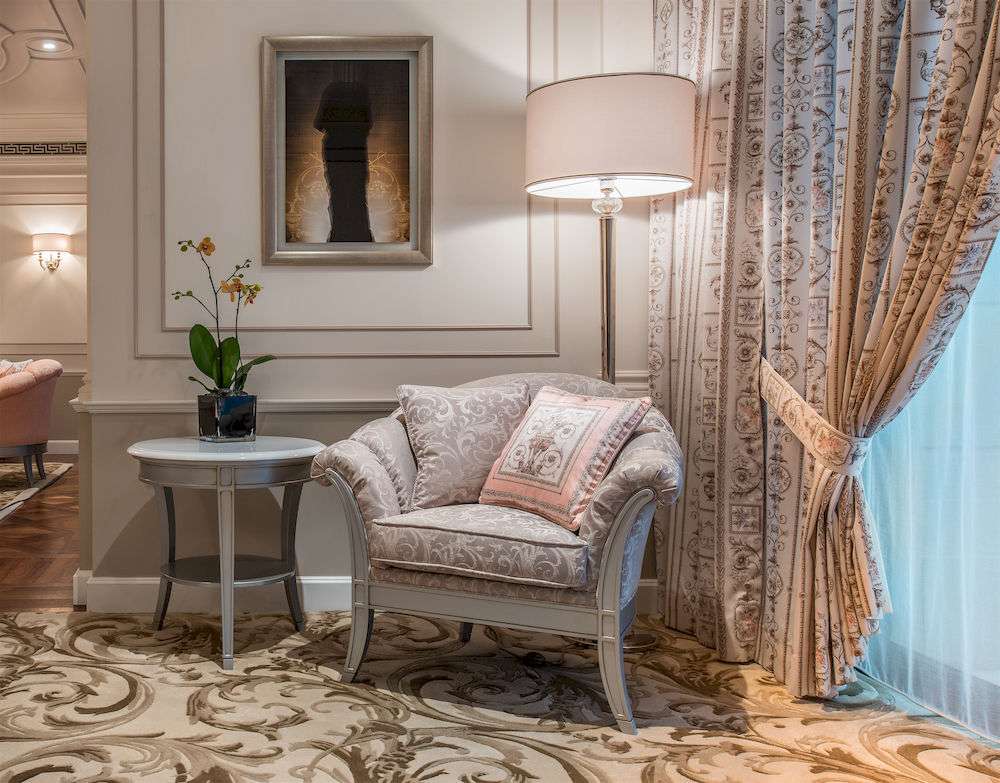 hotel versace dubai lumis