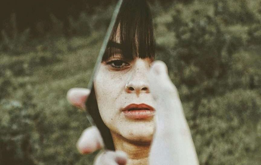 guardando si impara, neuroni specchio, mirroring, giacomo rizzolatti, ragazza con frammento di specchio in mano