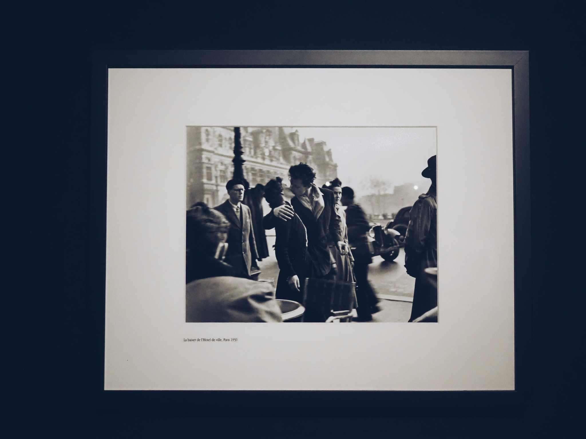 Al Centro Culturale CAMBIO di Castelfiorentino le fotografie di Robert Doisneau trasformano la visita in una passeggiata leggera e poetica tra strade, periferie e volti comuni. In un edificio appena rinato, che merita da solo il viaggio. 