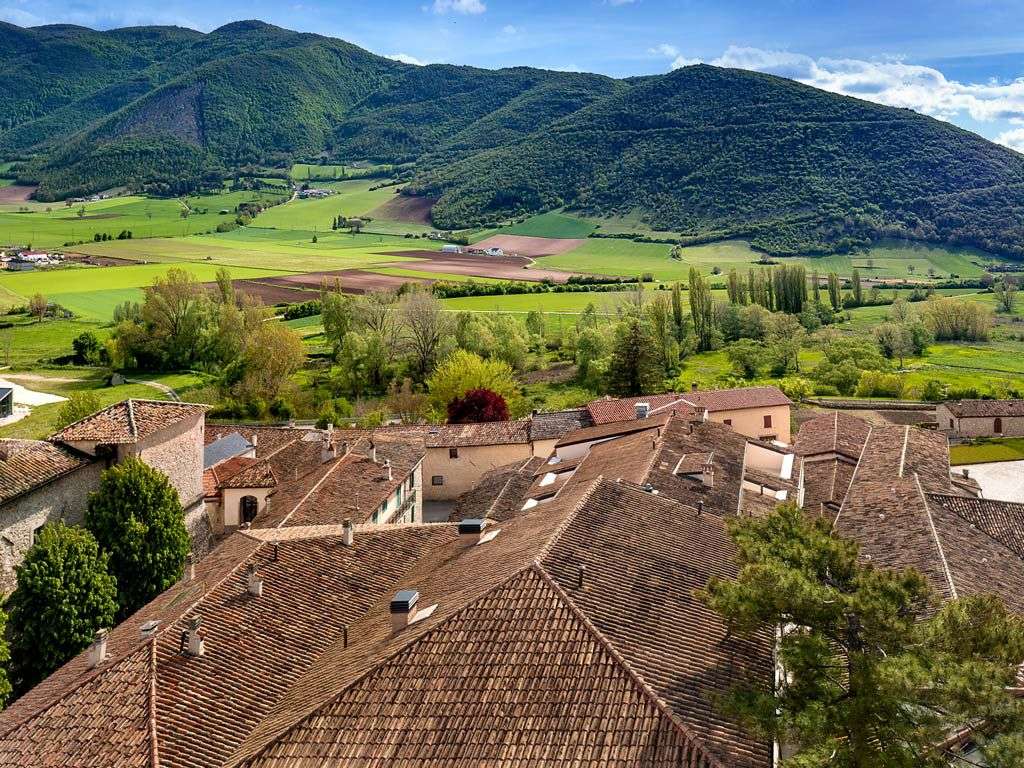 Nel cuore di Norcia, tra le pietre antiche dell’Umbria, Palazzo Seneca racconta una storia lunga cinque secoli. 