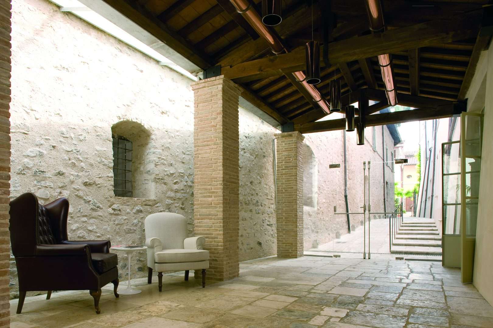 Nel cuore di Norcia, tra le pietre antiche dell’Umbria, Palazzo Seneca racconta una storia lunga cinque secoli. 