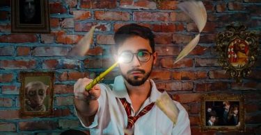 Potter Marketing. Giovane mago che con la bacchetta fa volare delle pagine.