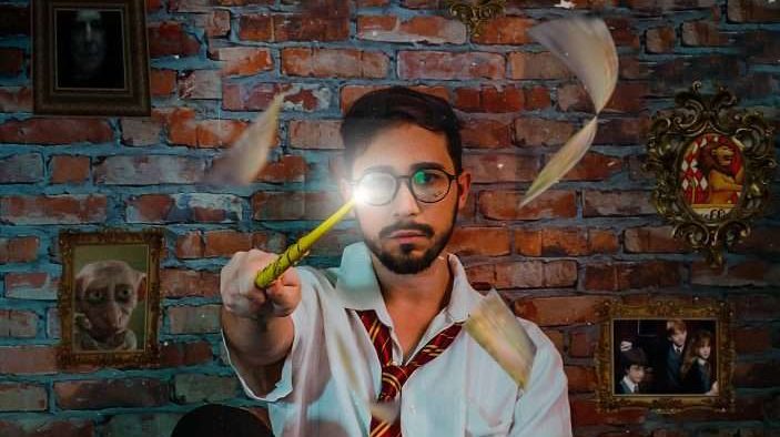 Potter Marketing. Giovane mago che con la bacchetta fa volare delle pagine.