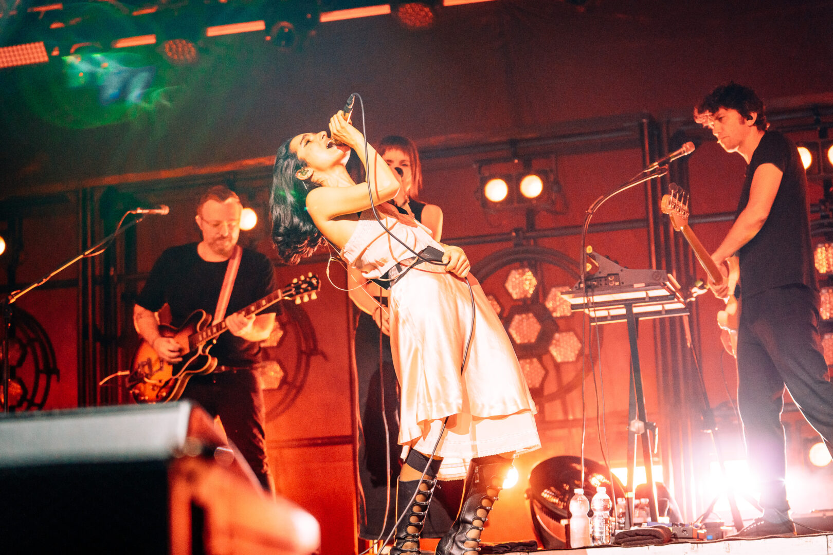 Dopo il successo del club tour, Levante è ripartita il 3 luglio con DELL’AMORE LIVE IN ESTATE, una nuova serie di appuntamenti dal vivo che la porterà fino a settembre sui palchi delle principali rassegne musicali estive.