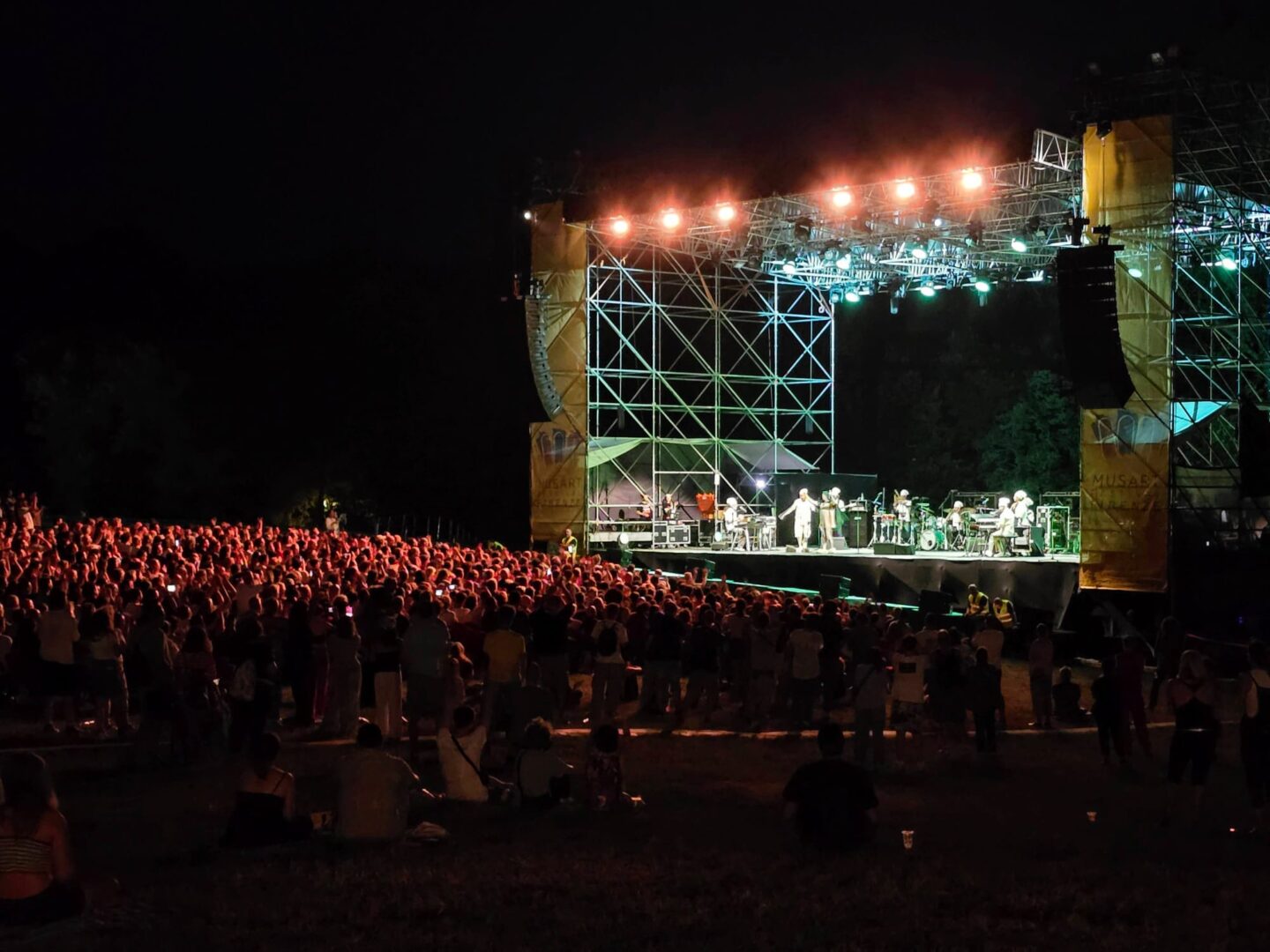Elio e le Storie Tese al Musart Festival: a Pratolino il tour "À la carte" ricorda perché il palco è ancora il vero banco di prova