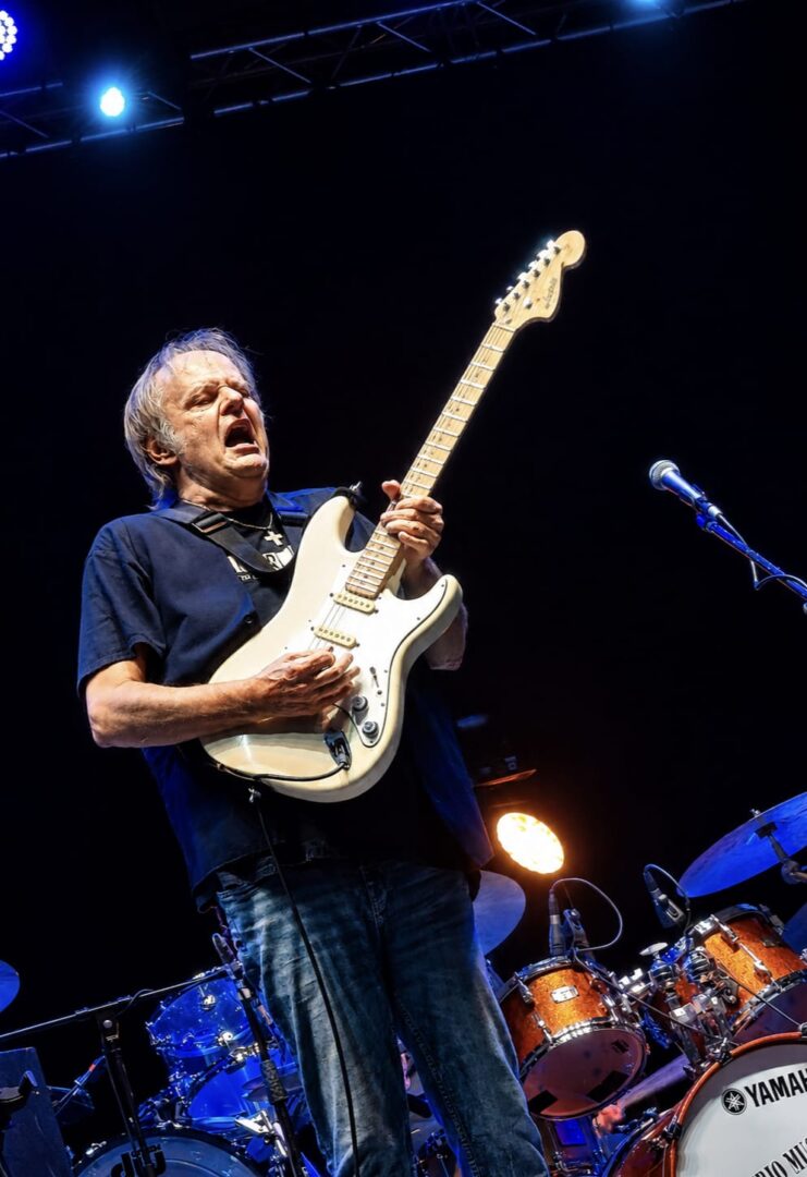 Pistoia Blues: Walter Trout emoziona con la sua storia, i Jet fanno cantare Piazza del Duomo