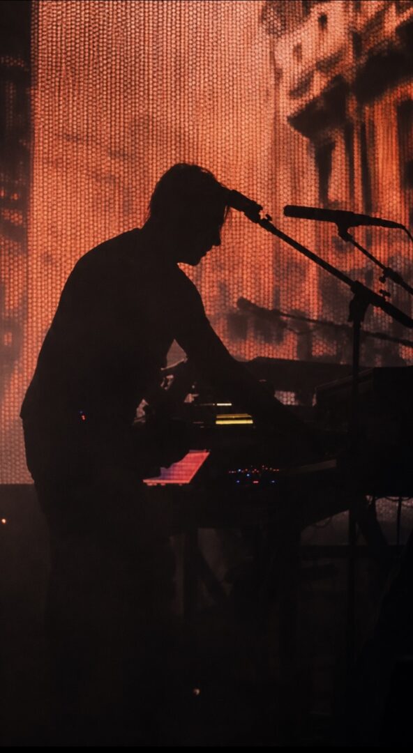Ci sono concerti che si ascoltano. Altri che si guardano. Quello dei Bluvertigo a Firenze è stato entrambe le cose.